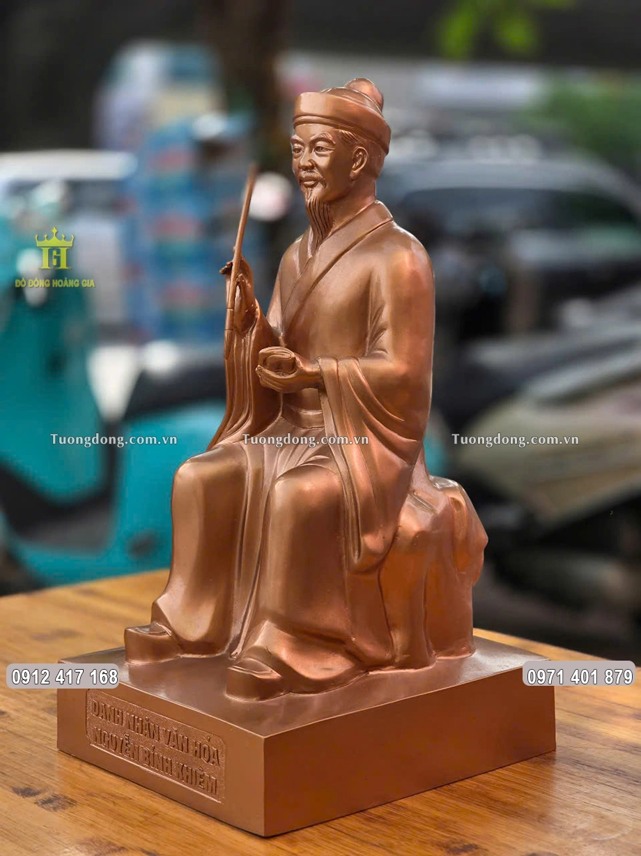 Từng họa tiết hoa văn được chạm khắc sắc nét